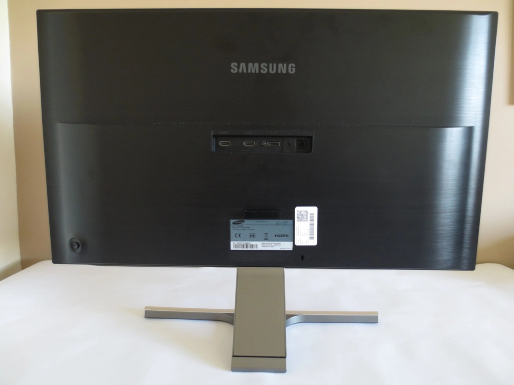 Samsung u28r550uqi. Монитор Samsung u28d590d. Монитор самсунг 28 дюймов u28d590d. Samsung u28e590d кронштейн. UHD-монитор Samsung u28e590d разгон Герц.