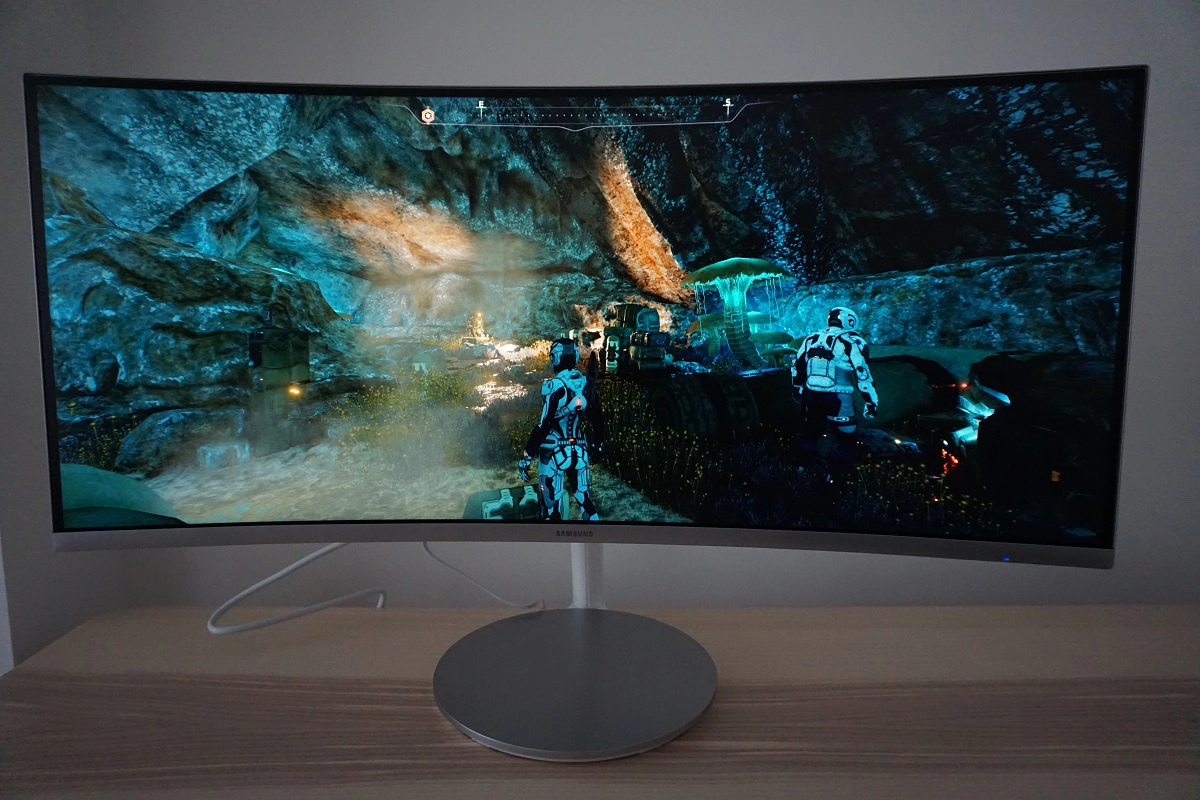 Samsung maximiza la experiencia de juego con su monitor panorámico CF791  Premium Curved